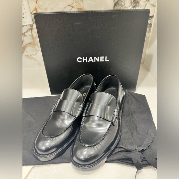 S23 Chanel Women’s Black Leather Loafers Gold Hardware 39 - Picture 1 of 14